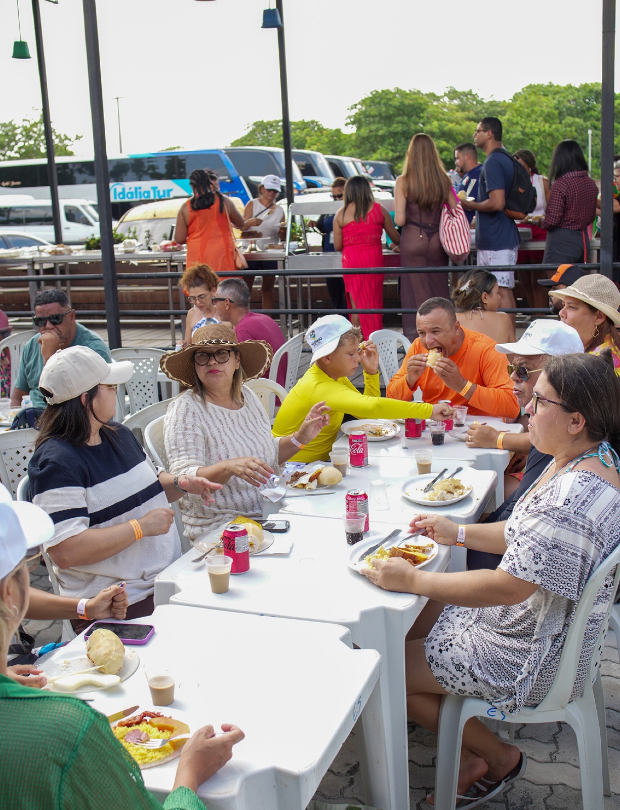 Família em momento de café no Polo Gastronômico Novo Horizonte